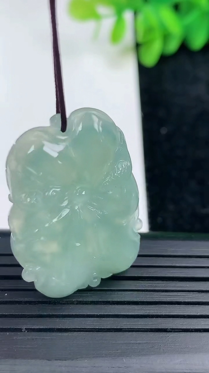 天然A货翡翠年年有余吊坠尺寸32-23.2-5.2重量:8.31g
3月13日