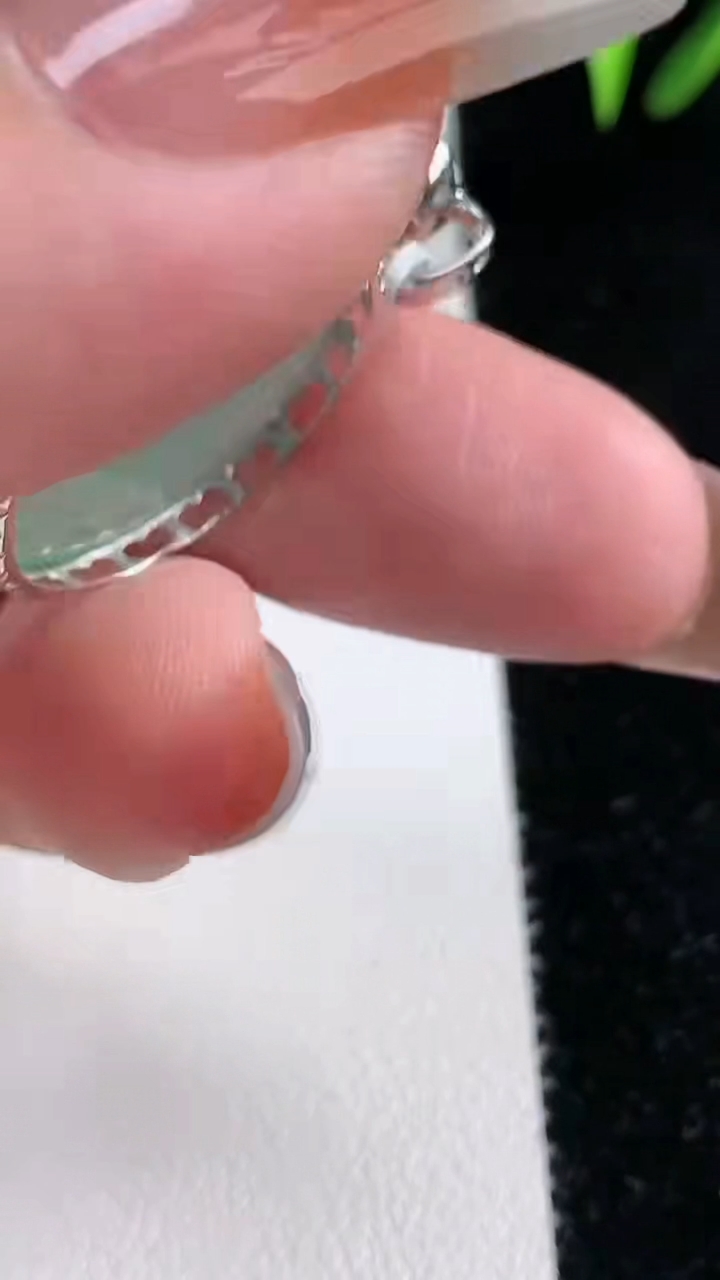 天然A货翡翠平安扣吊坠，尺寸22.8-5，重量 5.79g
3月13日