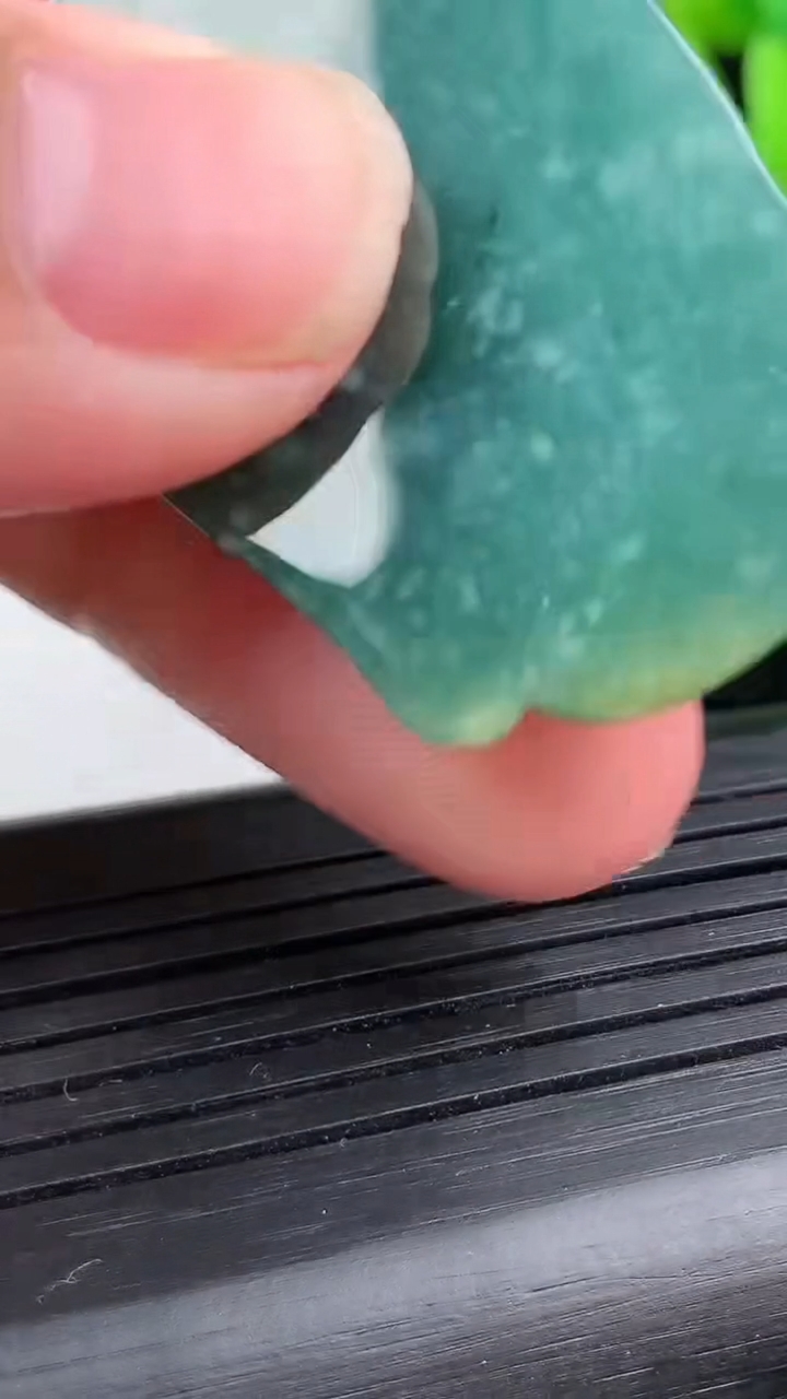 天然A货翡翠蓝水观音头镶嵌件尺寸41-27.7-9重量:18.96g
3月13日