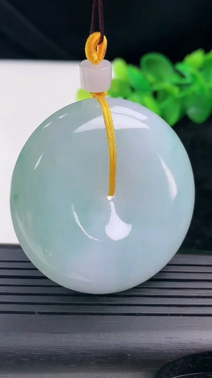 天然A货翡翠平安扣吊坠尺寸48.4-11.4重量:56.88g
3月13日