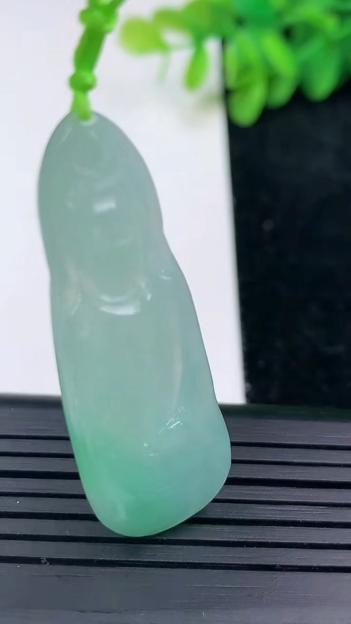 天然A货翡翠观音菩萨吊坠尺寸44.8-16.3-3.6重量:6.00g
3月13日