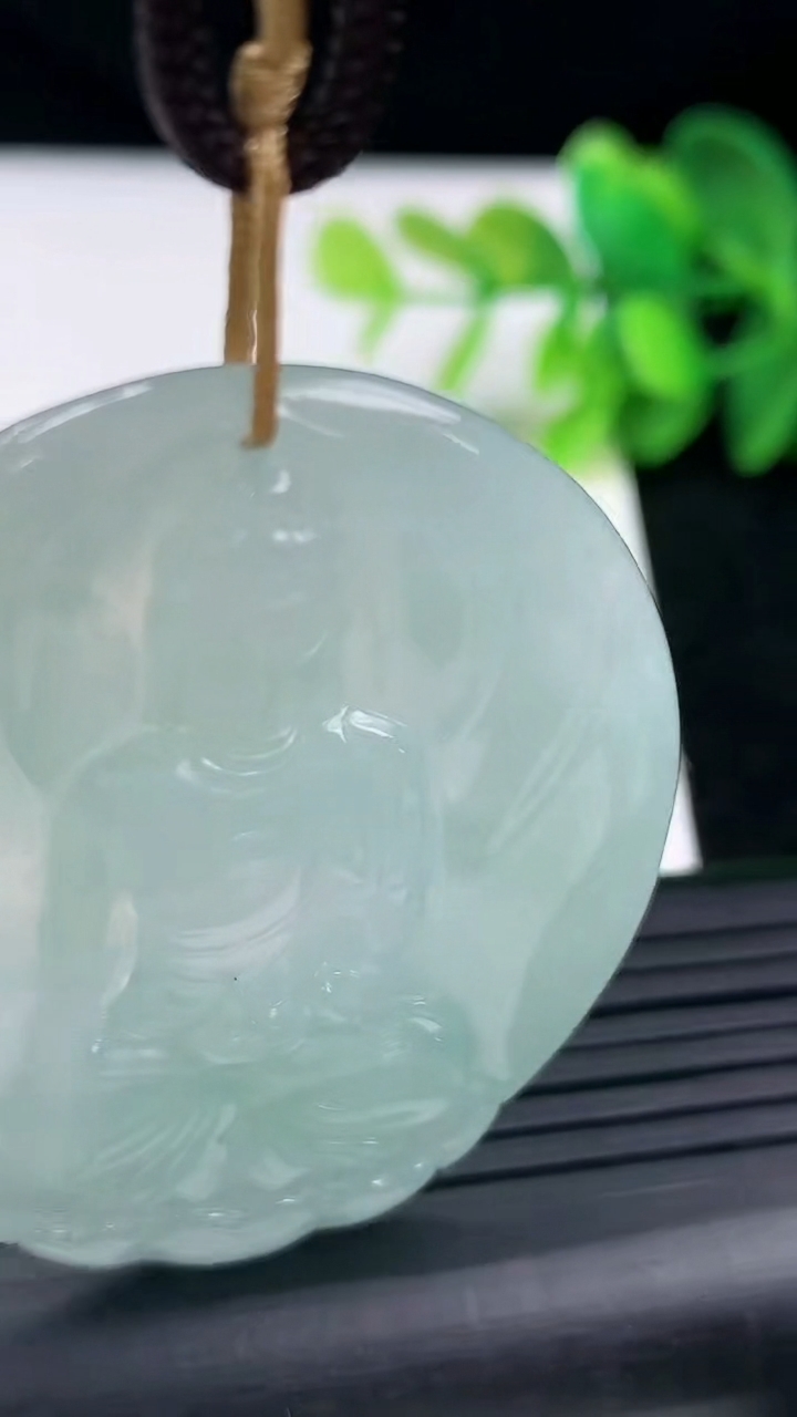 天然A货翡翠大日如来吊坠尺寸59.2-42-5.1重量:19.90g
3月13日