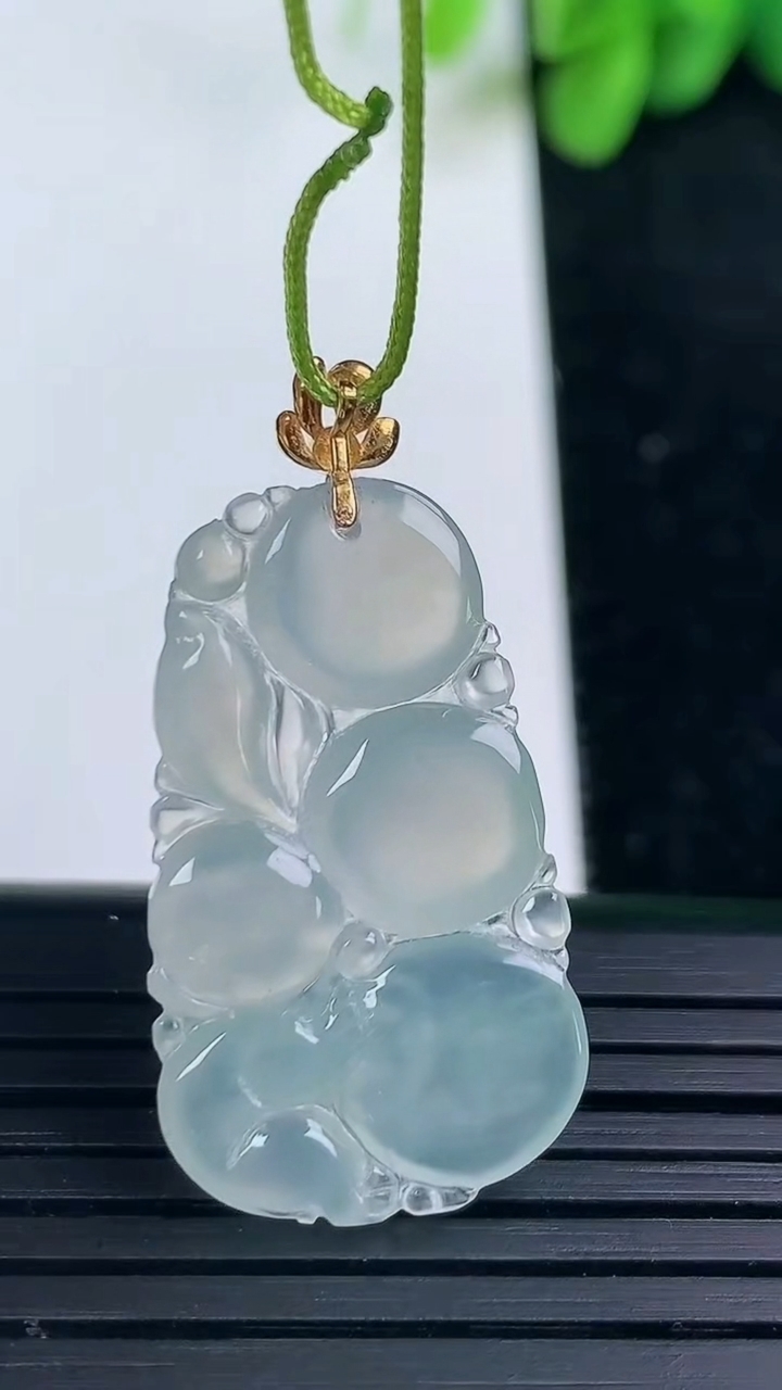 天然A货翡翠种白冰生肖猴吊坠尺寸28.7-16.8-3.8重量:3.13g
3月13日