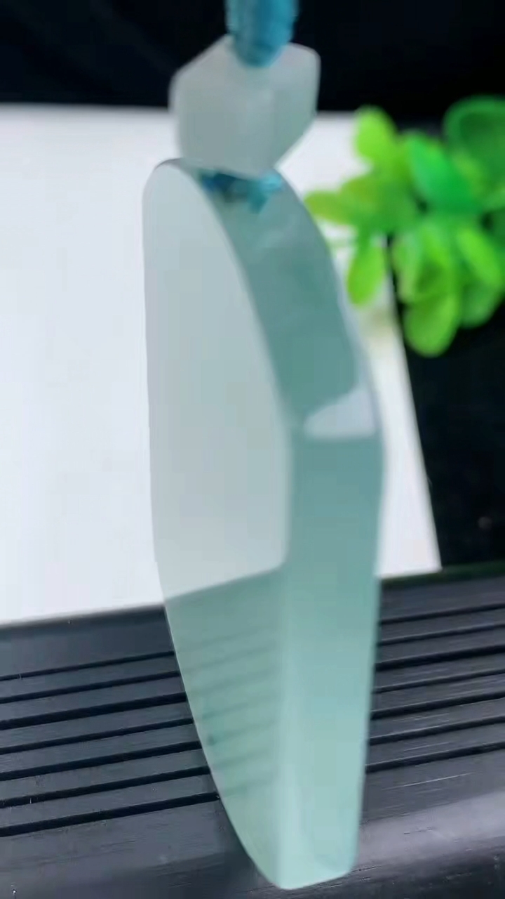 天然A货翡翠飘花无事牌吊坠尺寸51.8-39-5.4重量:35.30g
3月13日