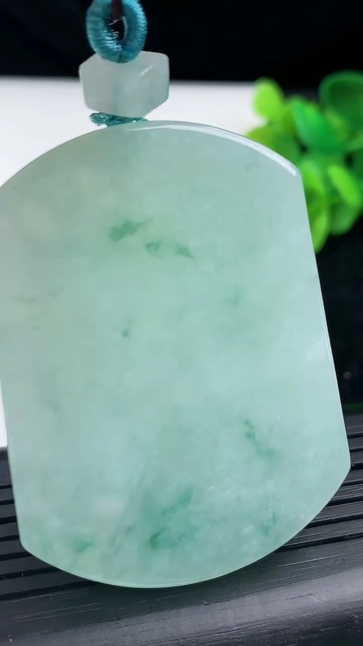 天然A货翡翠飘花无事牌吊坠尺寸51.8-39-5.4重量:35.30g
3月13日