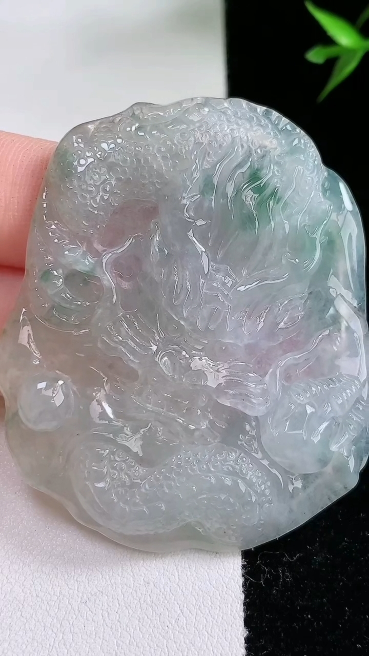 天然A货翡翠飘花龙牌吊坠，尺寸54.3-44.8-5.8，重:23.77g
3月13日