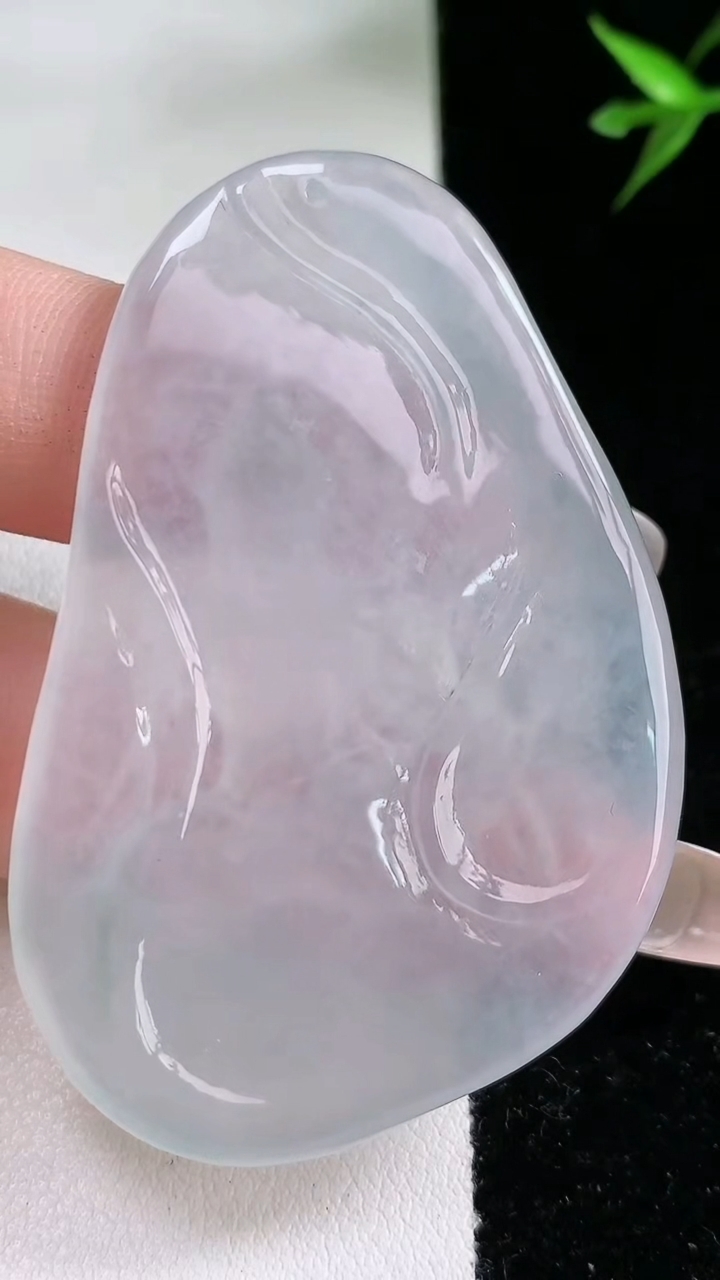 天然A货翡翠大势至菩萨吊坠，尺寸58-37-5，重:22.90g
3月13日