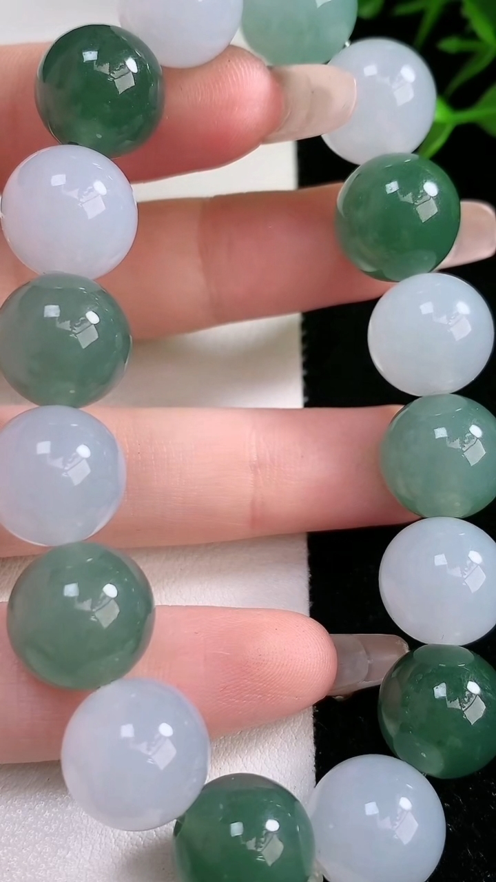 天然A货翡翠圆珠手串，尺寸13-16颗，重:60.83g3月13日
工厂直销收藏佳品,种好水足，色泽均匀，有种有色，上手高大气！