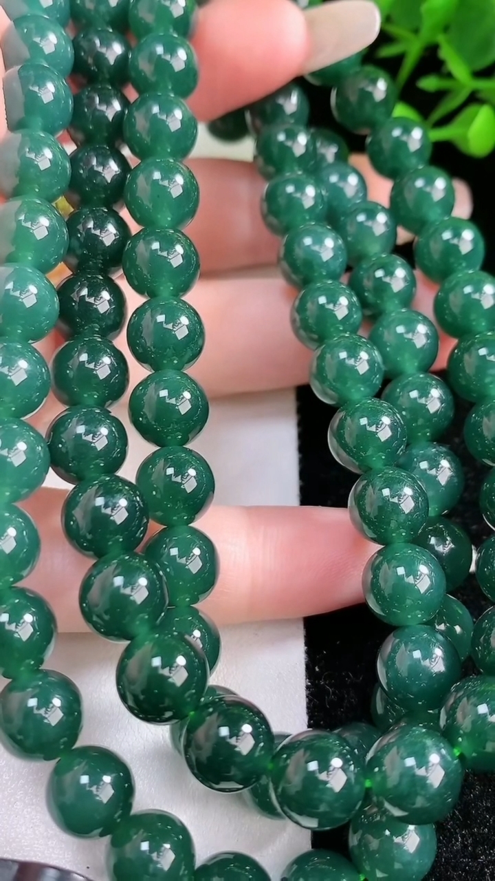 天然A货翡翠圆珠项链88颗，尺寸8.8，重:102.58g3月13日
工厂直销收藏佳品,种好水足，色泽均匀，有种有色，上手高大气！