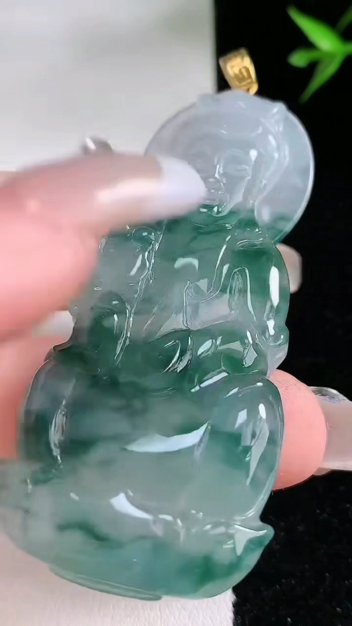 天然A货翡翠种飘花观音菩萨吊坠，尺寸60.5-29.8-6.8，重:22.35g
3月13日