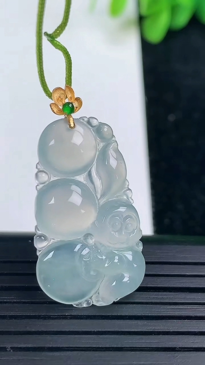 天然A货翡翠种白冰生肖猴吊坠尺寸28.7-16.8-3.8重量:3.13g
3月13日