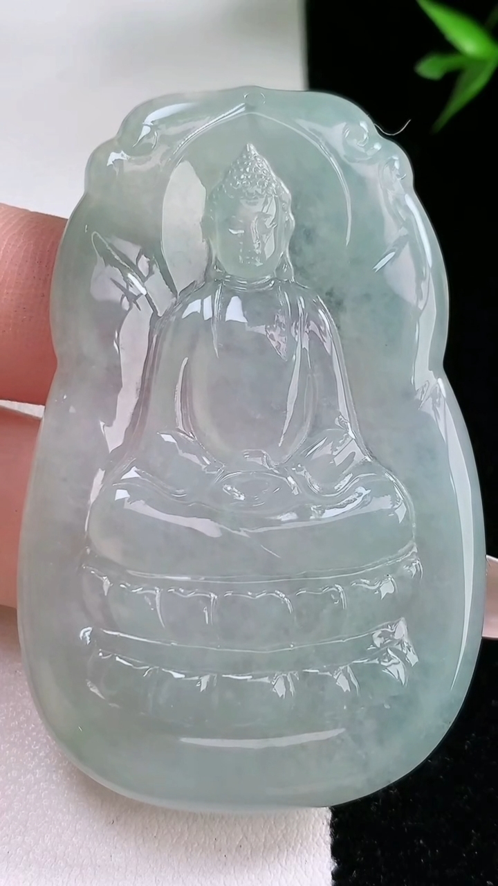 天然A货翡翠大日如来吊坠，尺寸57.8-37-4.3，重:20.85g
3月13日