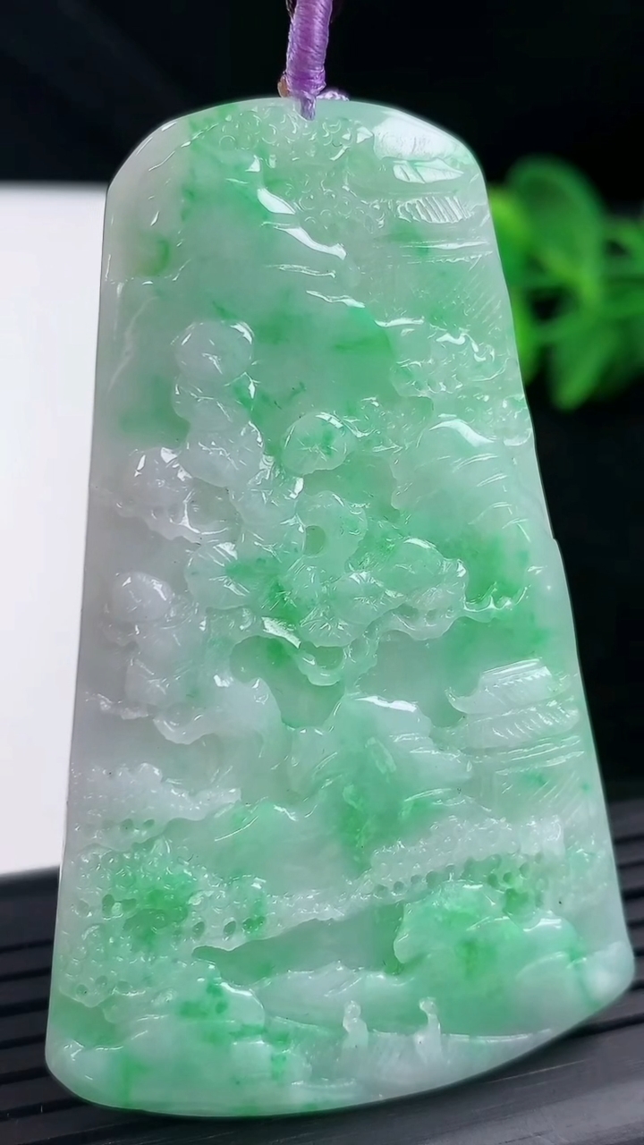 天然A货翡翠山水牌吊坠尺寸66.5-40.5-4.4重量:26.77g
3月13日