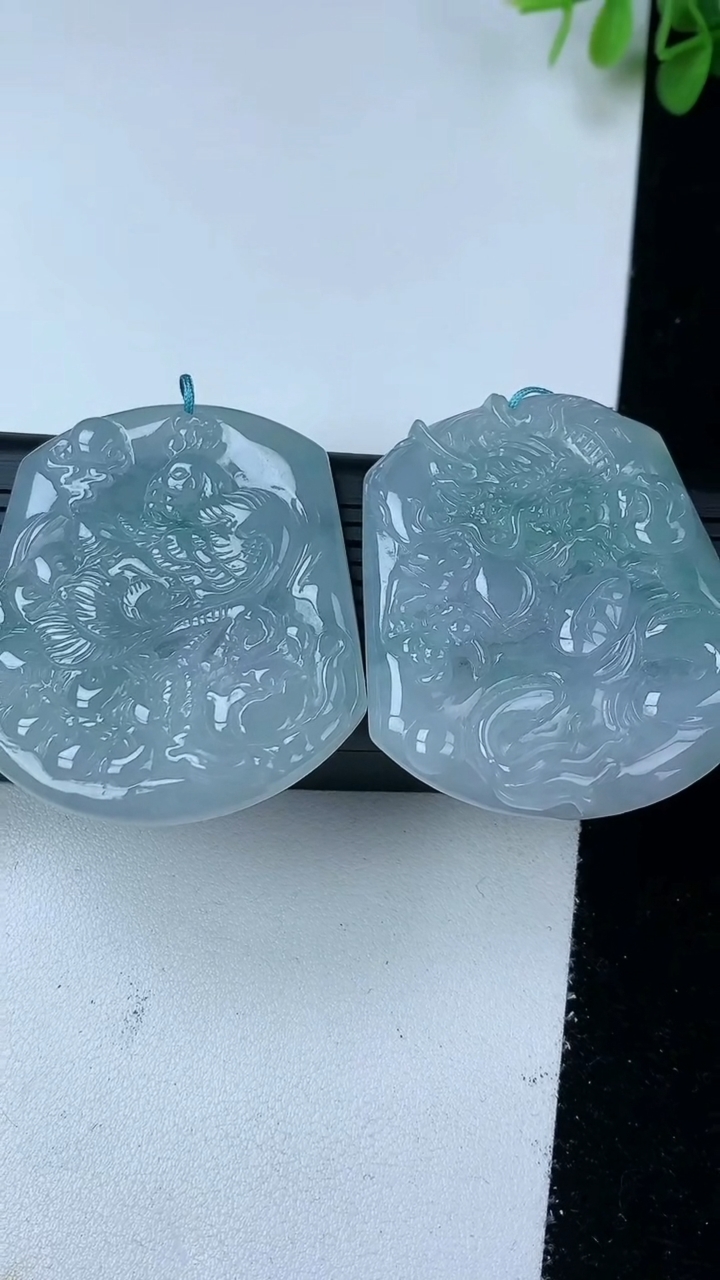 天然A货翡翠龙凤呈祥吊坠一对尺寸54.5-45.2-4.4重量:60.88g
3月13日