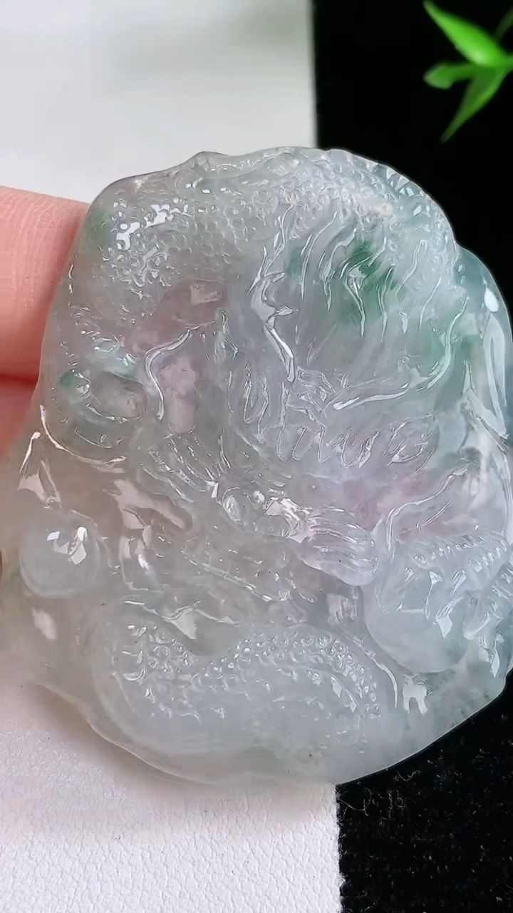 天然A货翡翠飘花龙牌吊坠，尺寸54.3-44.8-5.8，重:23.77g
3月13日