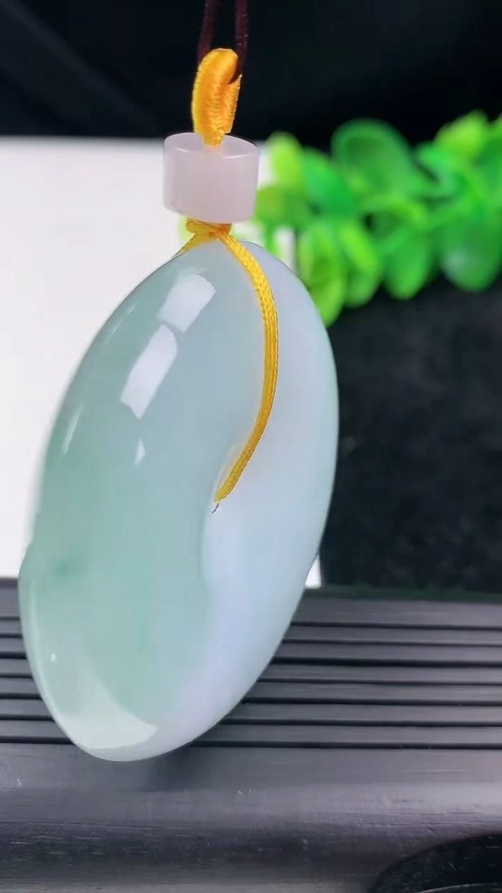 天然A货翡翠平安扣吊坠尺寸48.4-11.4重量:56.88g
3月13日