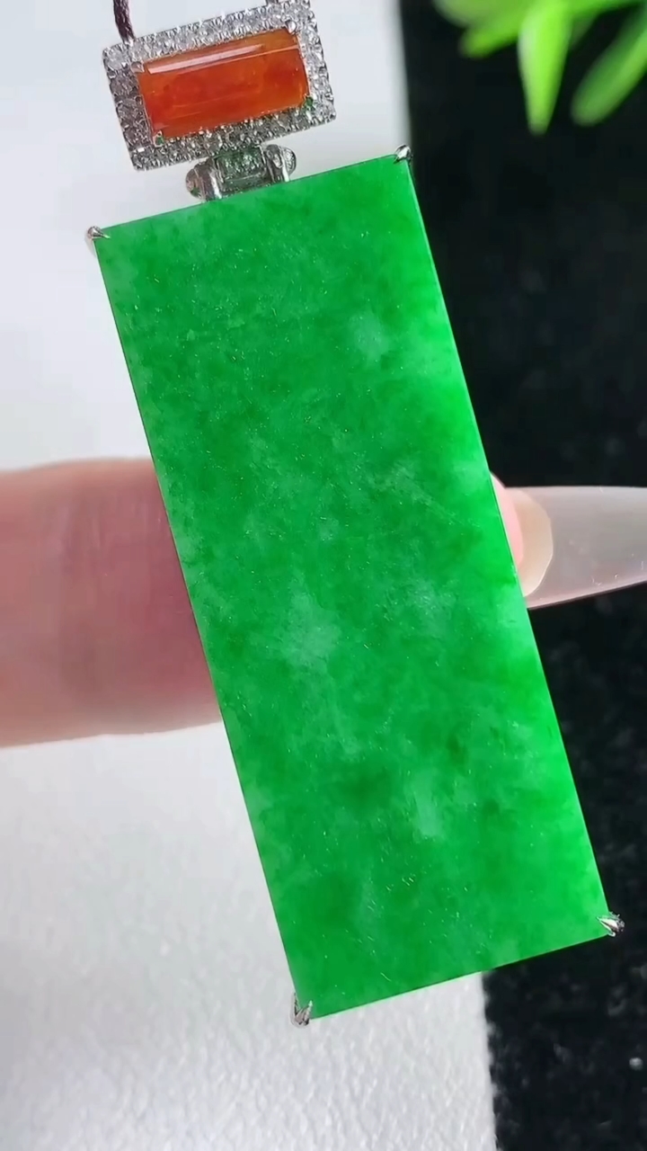 天然A货翡翠无事牌吊坠，尺寸40.5-16.2-5，重量:11.97g
3月13日