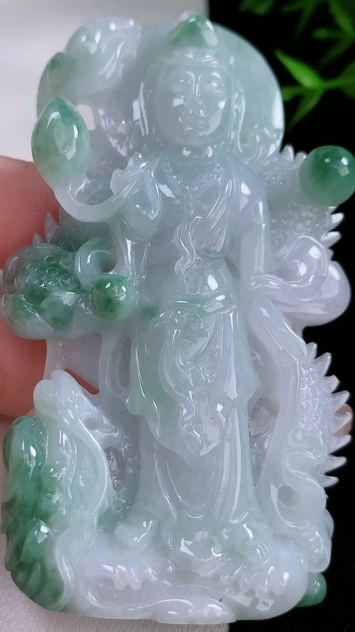 天然A货翡翠祥龙大势至菩萨吊坠，尺寸83-48-13.5，重:100.15g
3月13日