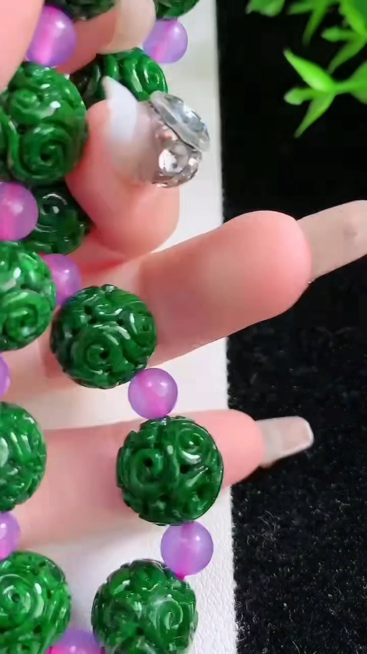 天然A货翡翠雕花圆珠手串，尺寸13.5，重:41.24g3月13日
工厂直销收藏佳品,种好水足，色泽均匀，有种有色，上手高大气！