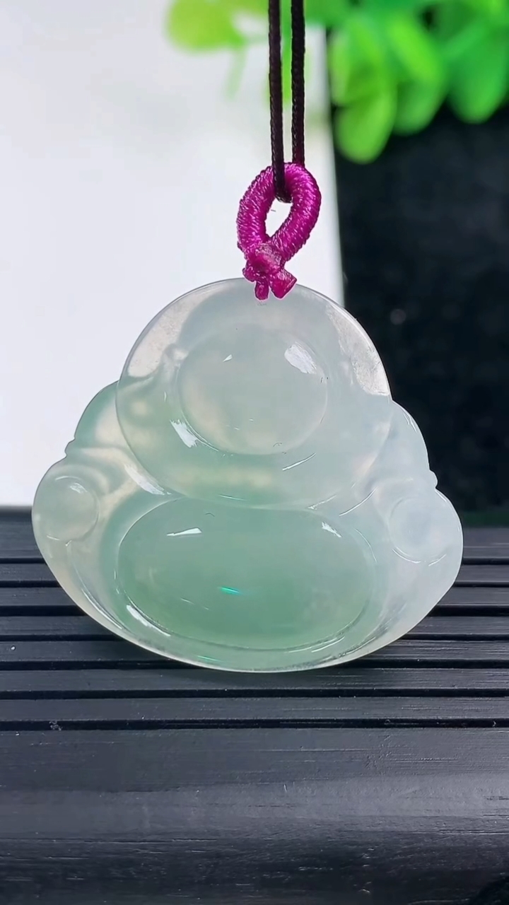 天然A货翡翠佛公吊坠尺寸28.8-31.8-5.7重量:8.12g
3月13日