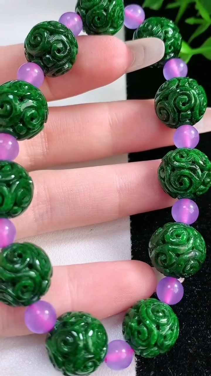 天然A货翡翠雕花圆珠手串，尺寸13.5，重:41.24g3月13日
工厂直销收藏佳品,种好水足，色泽均匀，有种有色，上手高大气！