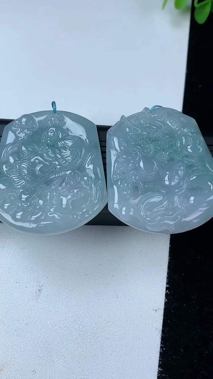 天然A货翡翠龙凤呈祥吊坠一对尺寸54.5-45.2-4.4重量:60.88g
3月13日