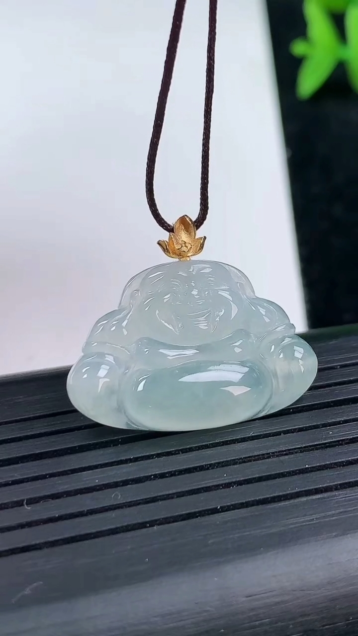 天然A货翡翠佛公吊坠尺寸17-26-3.6重量:2.78g
3月13日