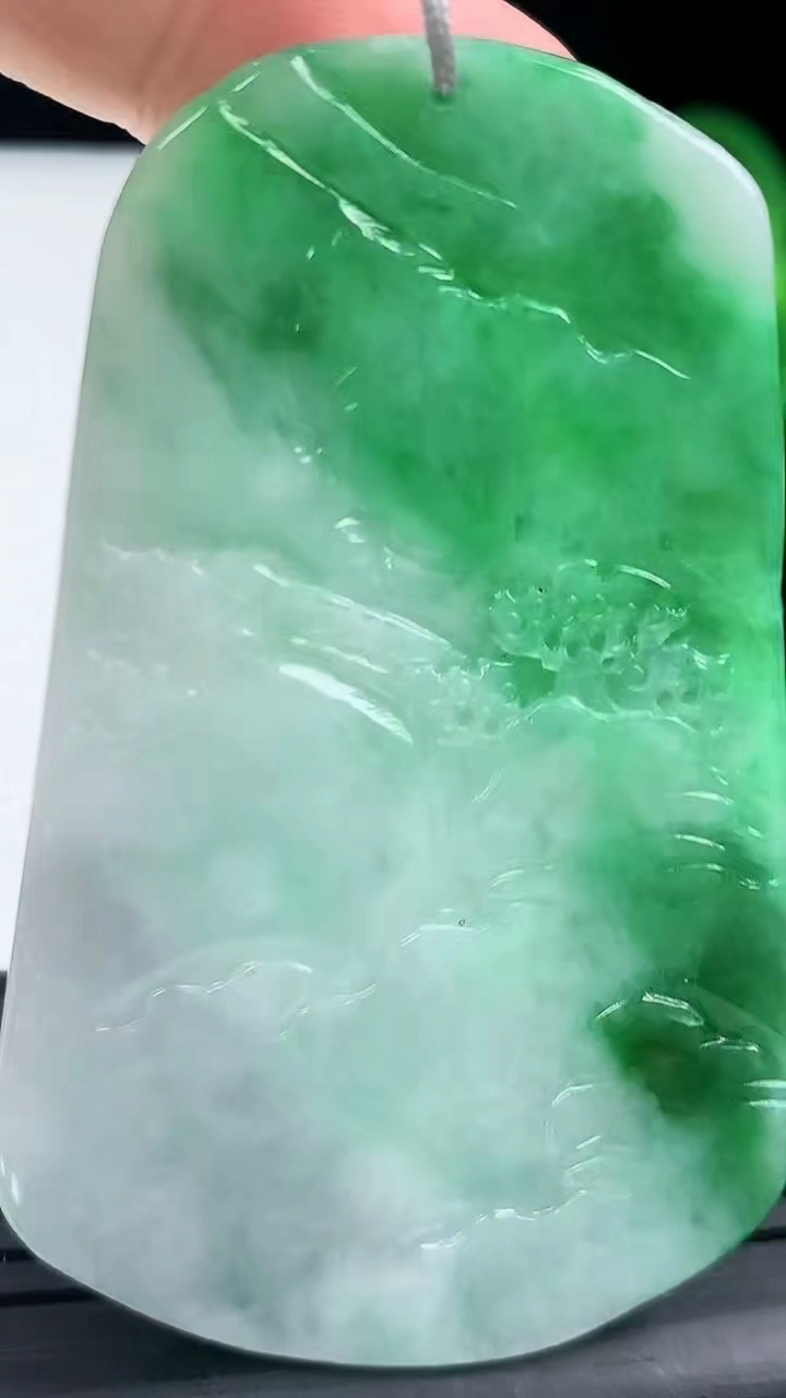 天然A货翡翠山水牌吊坠尺寸62-38.1-5.1重量:26.37g
3月13日