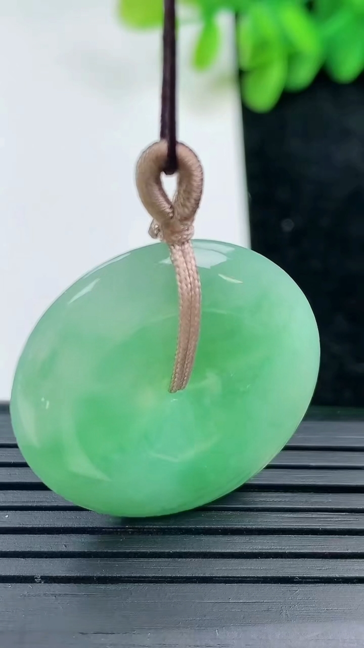 天然A货翡翠平安扣吊坠尺寸29.4-5.6重量:10.95g
3月13日