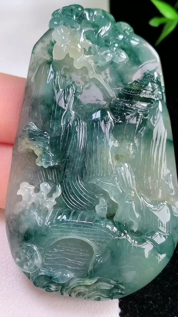 天然A货翡翠牌吊坠，尺寸65-40-10，重:45.00g
3月13日