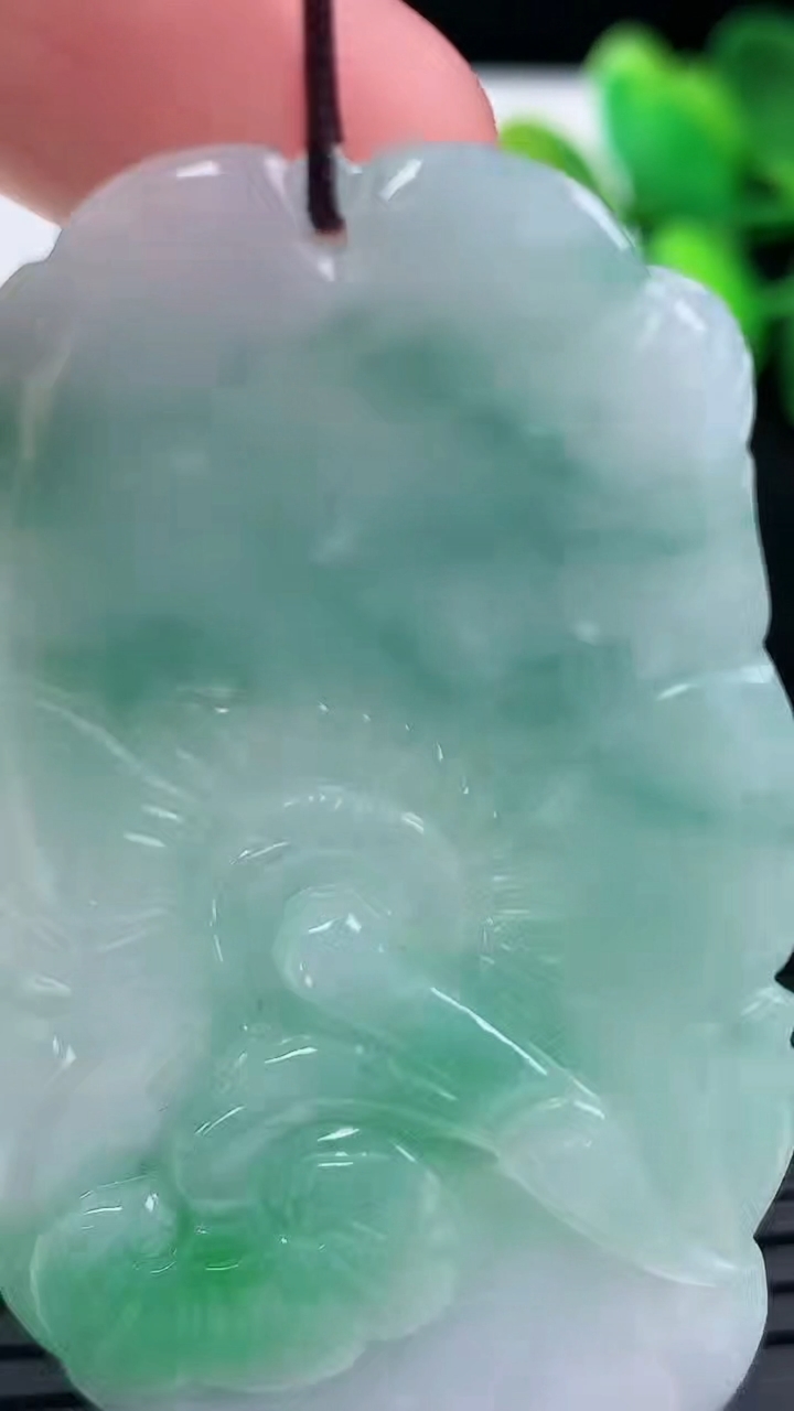 天然A货翡翠年年有余吊坠尺寸56-31.9-5.2重量:16.60g
3月13日