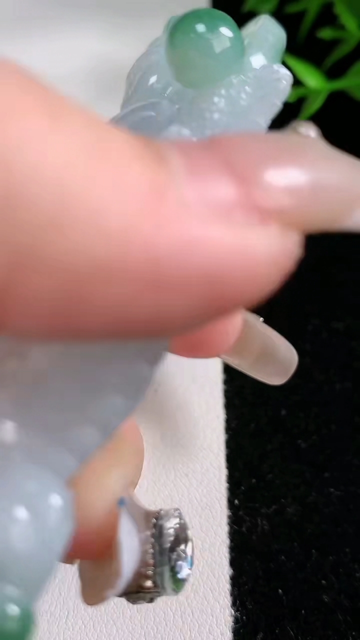 天然A货翡翠祥龙大势至菩萨吊坠，尺寸83-48-13.5，重:100.15g
3月13日