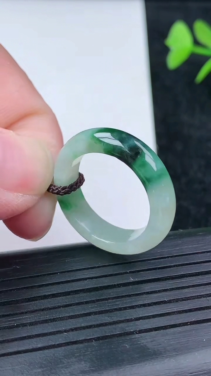 天然A货翡翠指环戒指尺寸18.4-5.5-3.6重量:4.13g2026年3月14日
工厂直销收藏佳品,种好水足，色泽均匀，有种有色，上手高大气！
