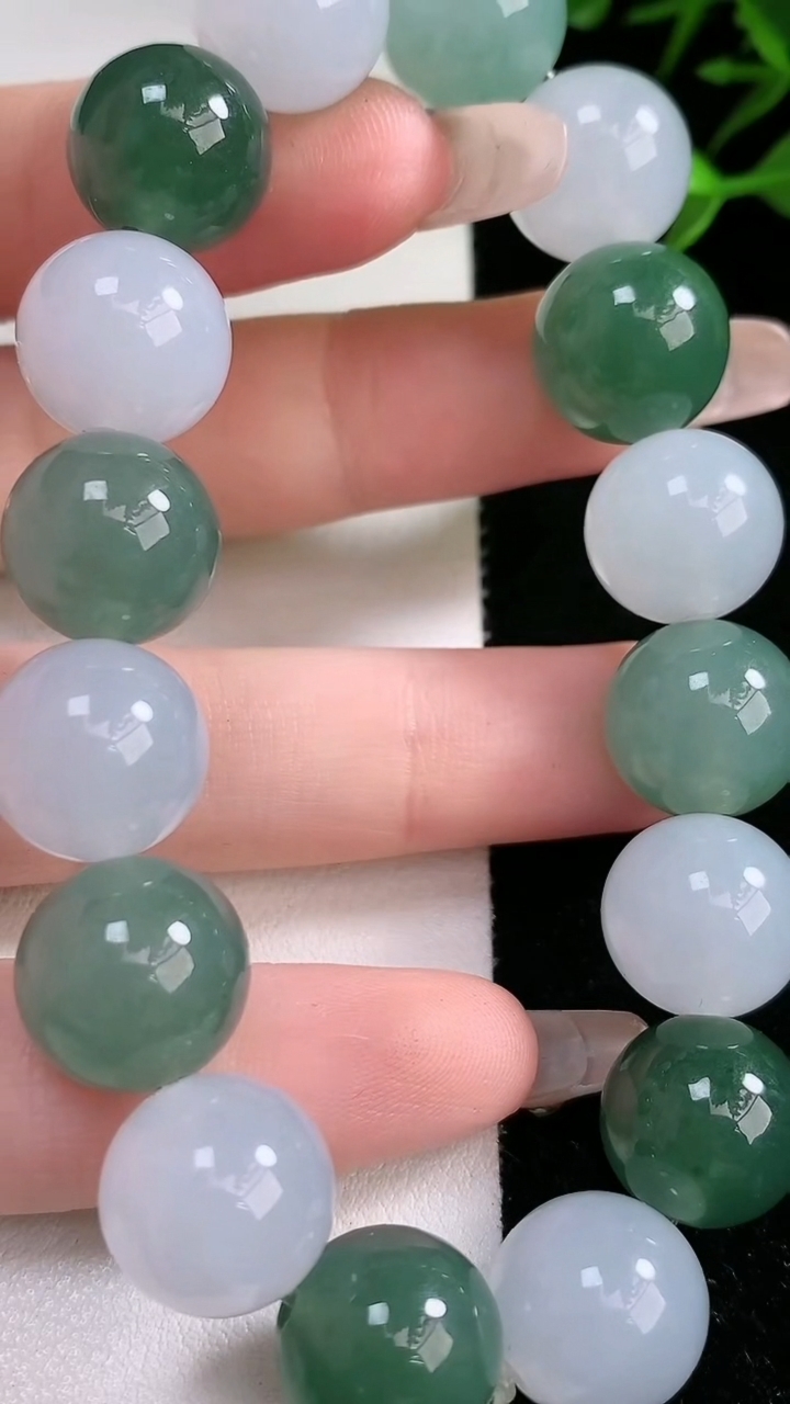 天然A货翡翠圆珠手串，尺寸13-16颗，重:60.83g3月13日
工厂直销收藏佳品,种好水足，色泽均匀，有种有色，上手高大气！