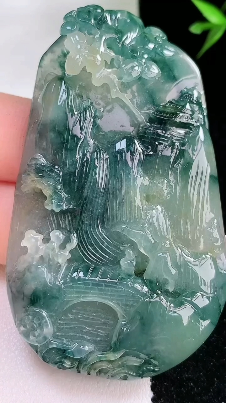 天然A货翡翠牌吊坠，尺寸65-40-10，重:45.00g
3月13日