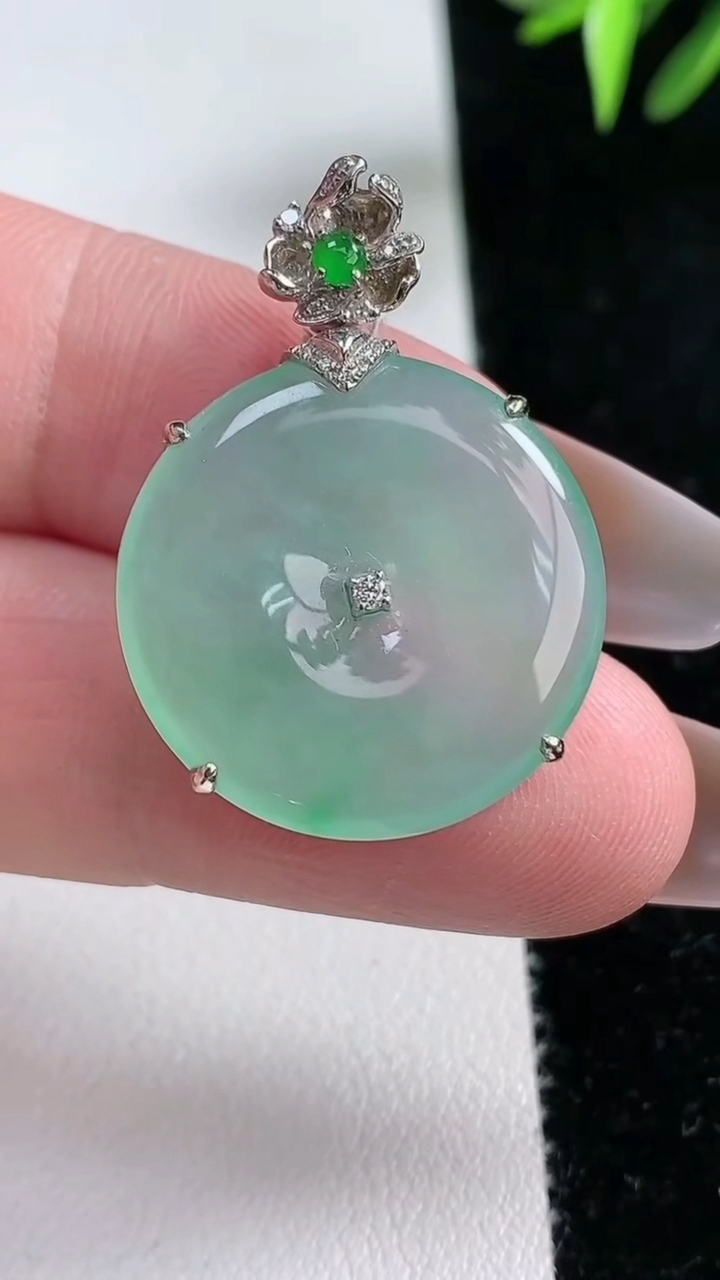 天然A货翡翠平安扣吊坠，尺寸22.8-5，重量 5.79g
3月13日