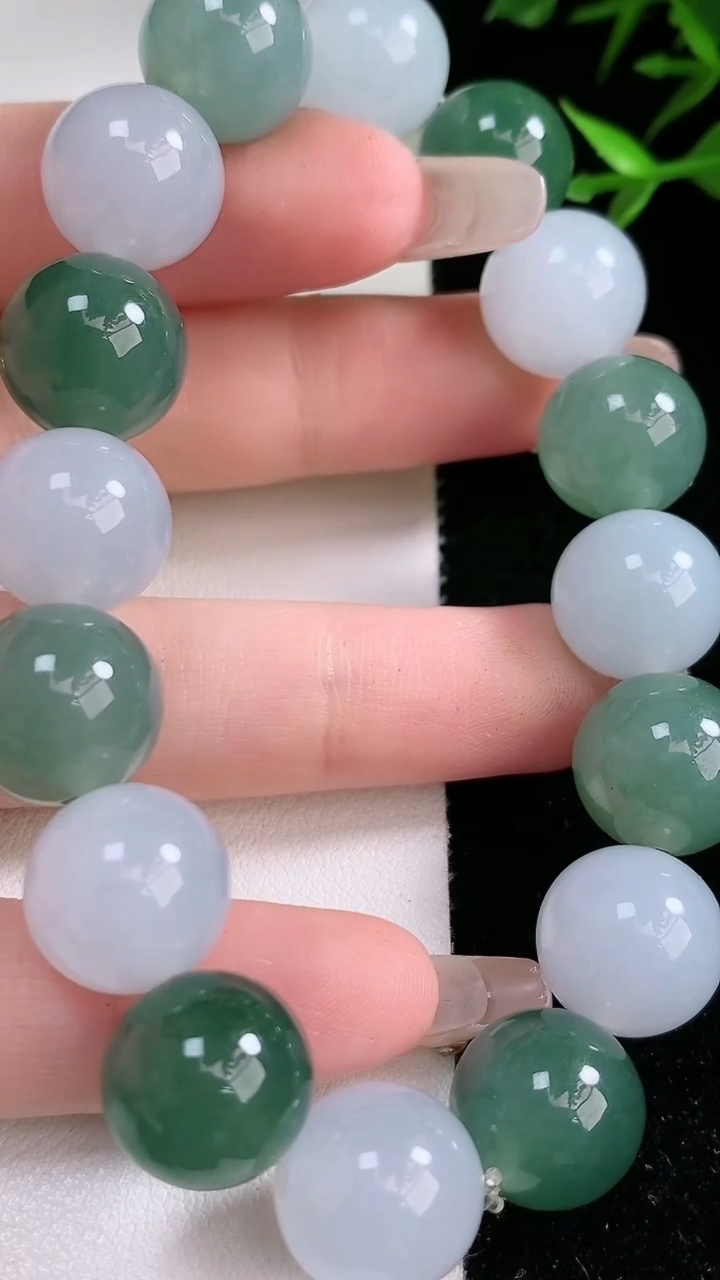 天然A货翡翠圆珠手串，尺寸13-16颗，重:60.83g3月13日
工厂直销收藏佳品,种好水足，色泽