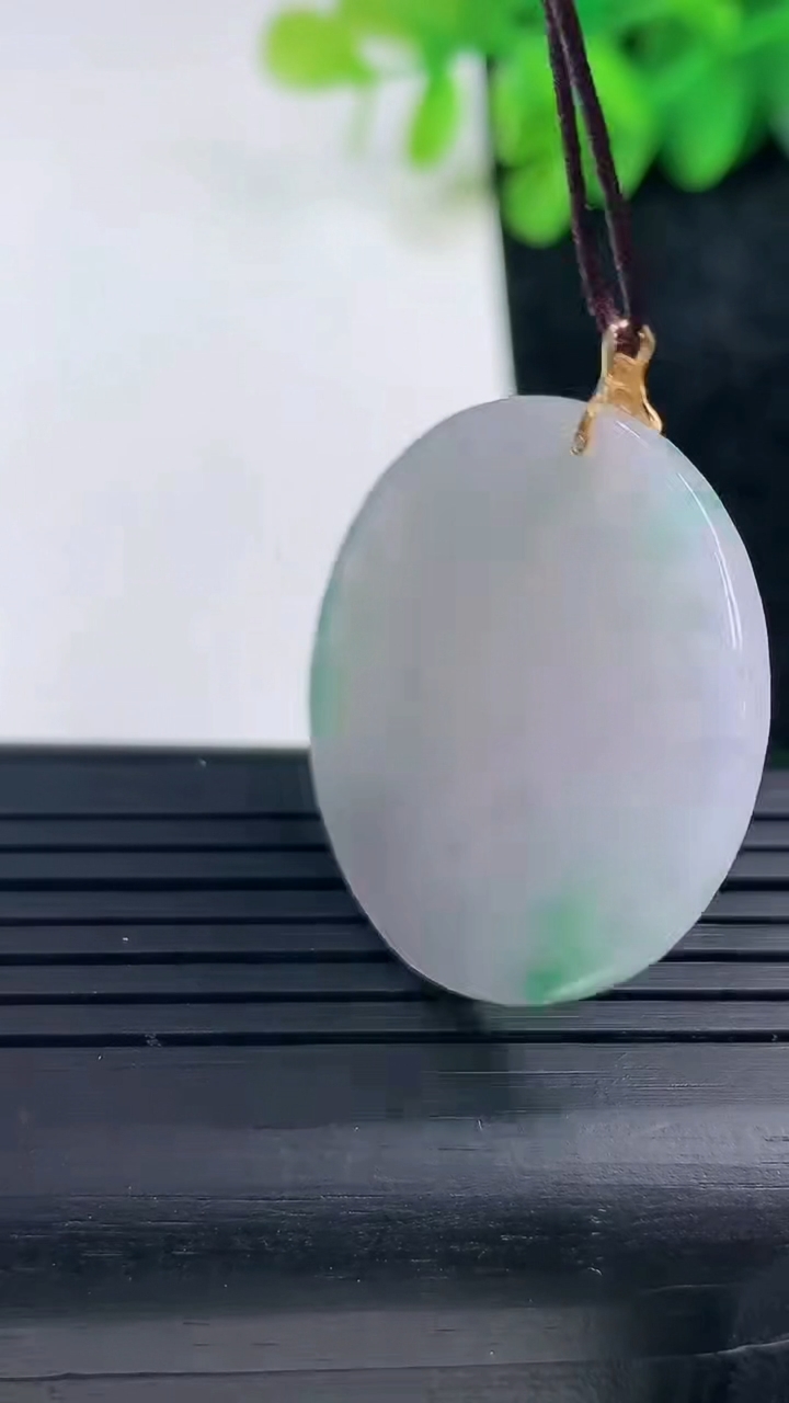 天然A货翡翠无事牌吊坠尺寸30.3-2.1重量:6.09g
3月13日