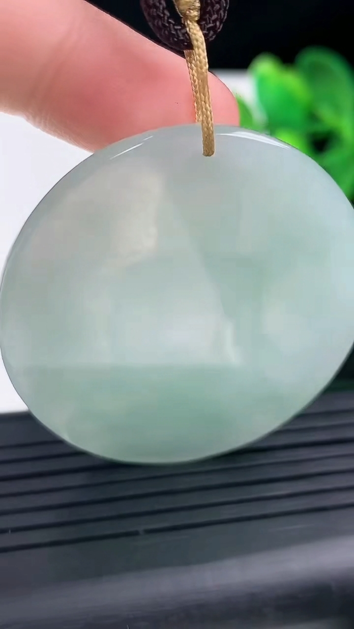 天然A货翡翠大日如来吊坠尺寸59.2-42-5.1重量:19.90g
3月13日