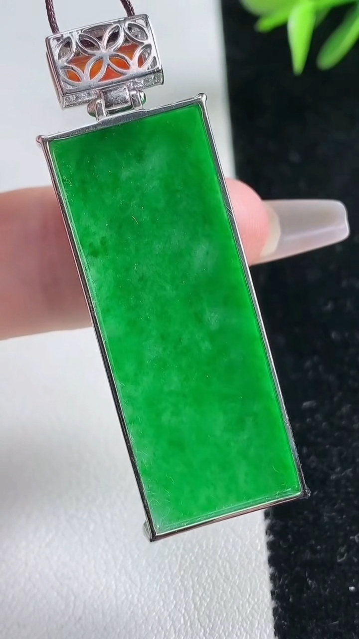 天然A货翡翠无事牌吊坠，尺寸40.5-16.2-5，重量:11.97g
3月13日