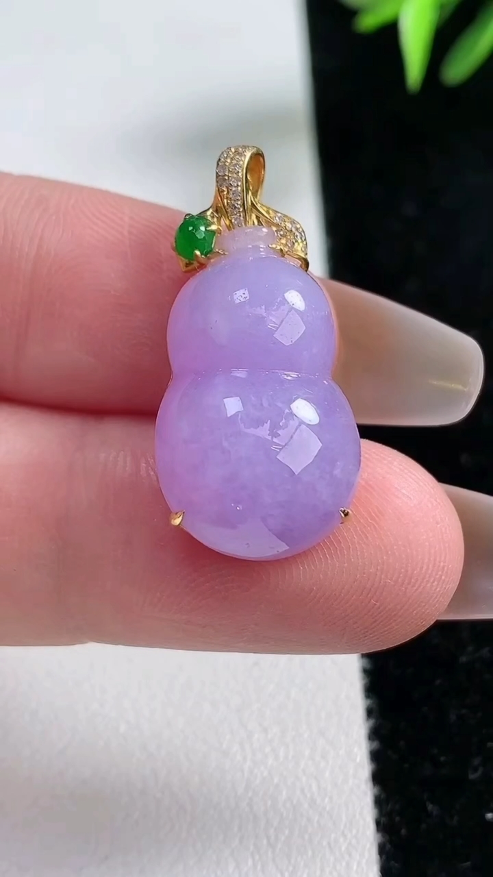 天然A货翡翠18k金紫罗兰葫芦吊坠尺寸22.2-12-8.4，重量:5.28g
3月13日
