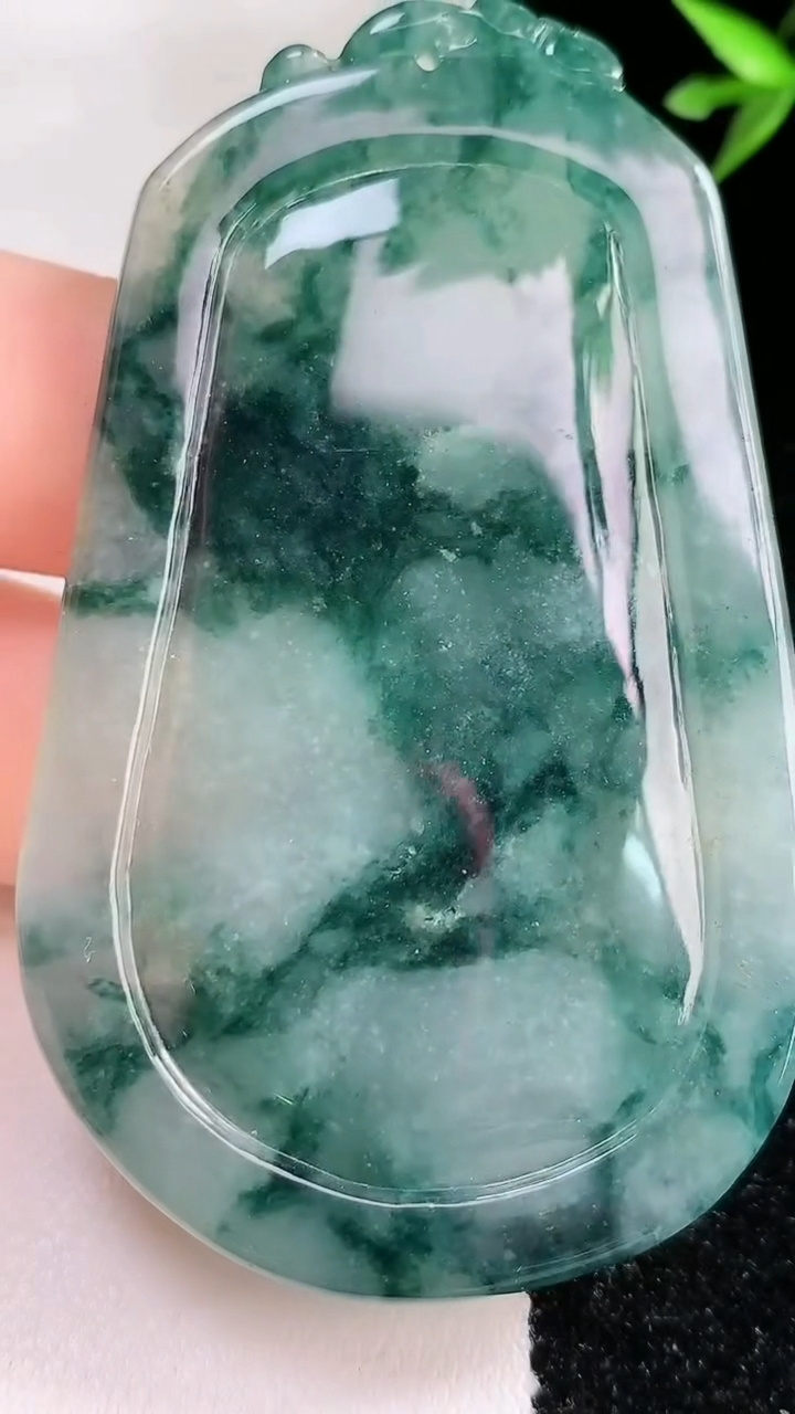 天然A货翡翠牌吊坠，尺寸65-40-10，重:45.00g
3月13日