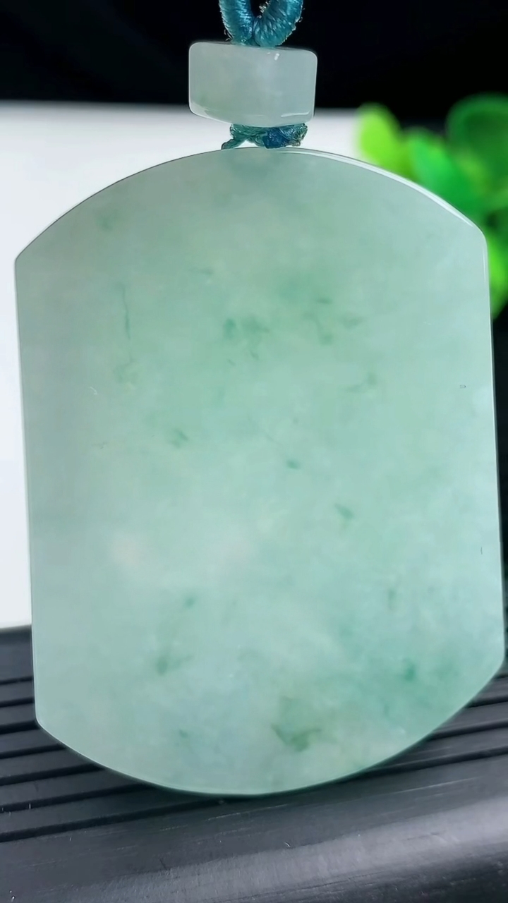 天然A货翡翠飘花无事牌吊坠尺寸51.8-39-5.4重量:35.30g
3月13日