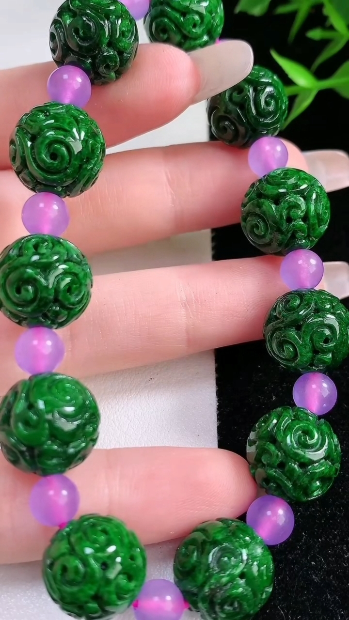 天然A货翡翠雕花圆珠手串，尺寸13.5，重:41.24g3月13日
工厂直销收藏佳品,种好水足，色泽