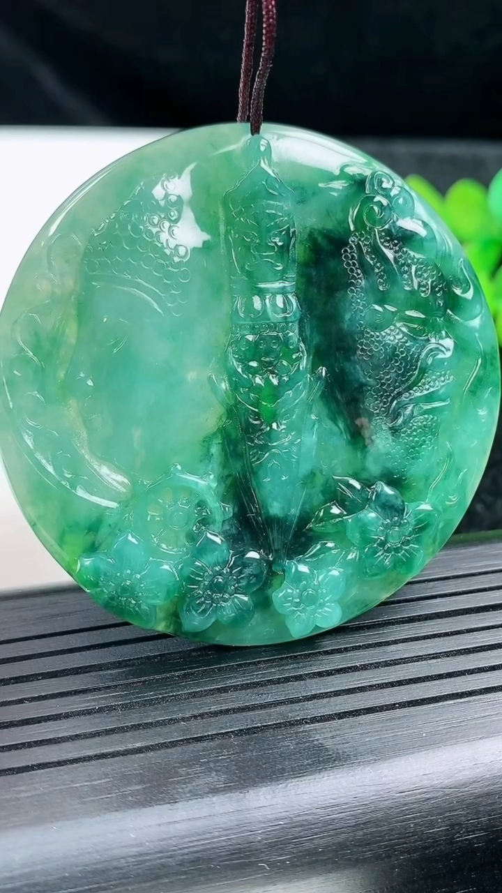 天然A货翡翠一念之间吊坠尺寸54.6-4.7重量:31.65g
3月13日