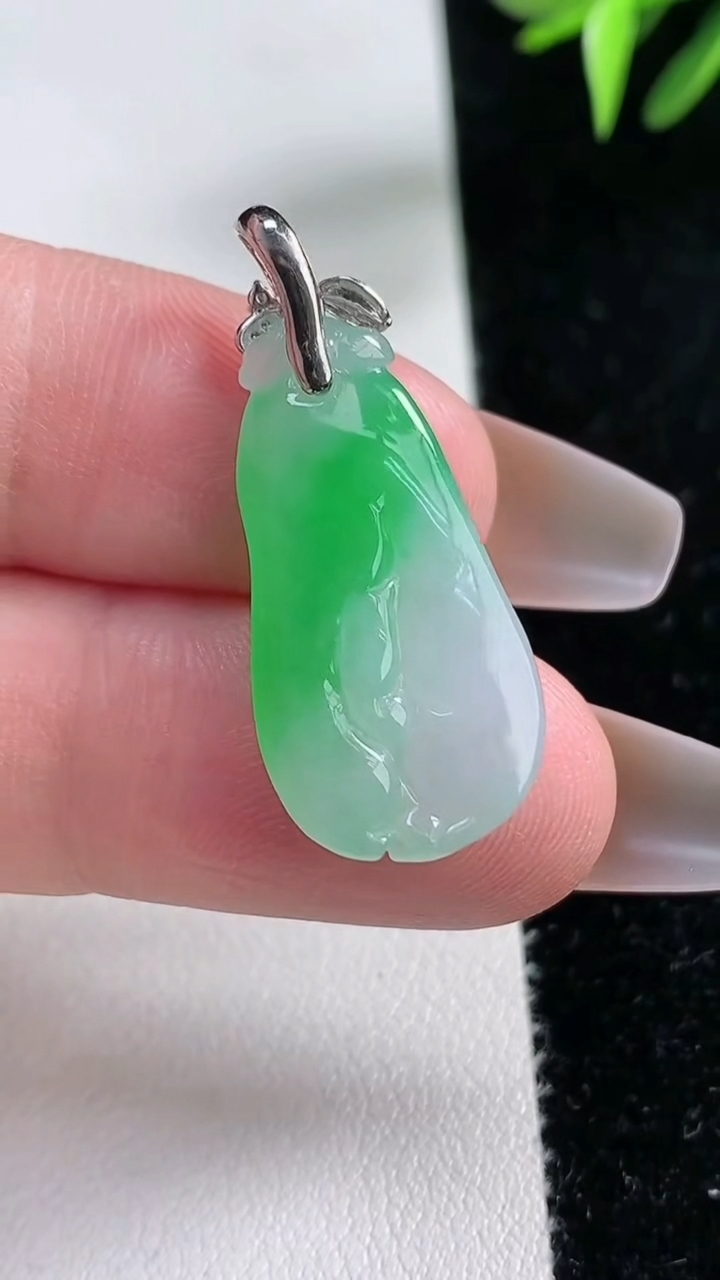 天然A货翡翠福瓜吊坠，尺寸26-13-5.5，重量:4.10g
3月13日