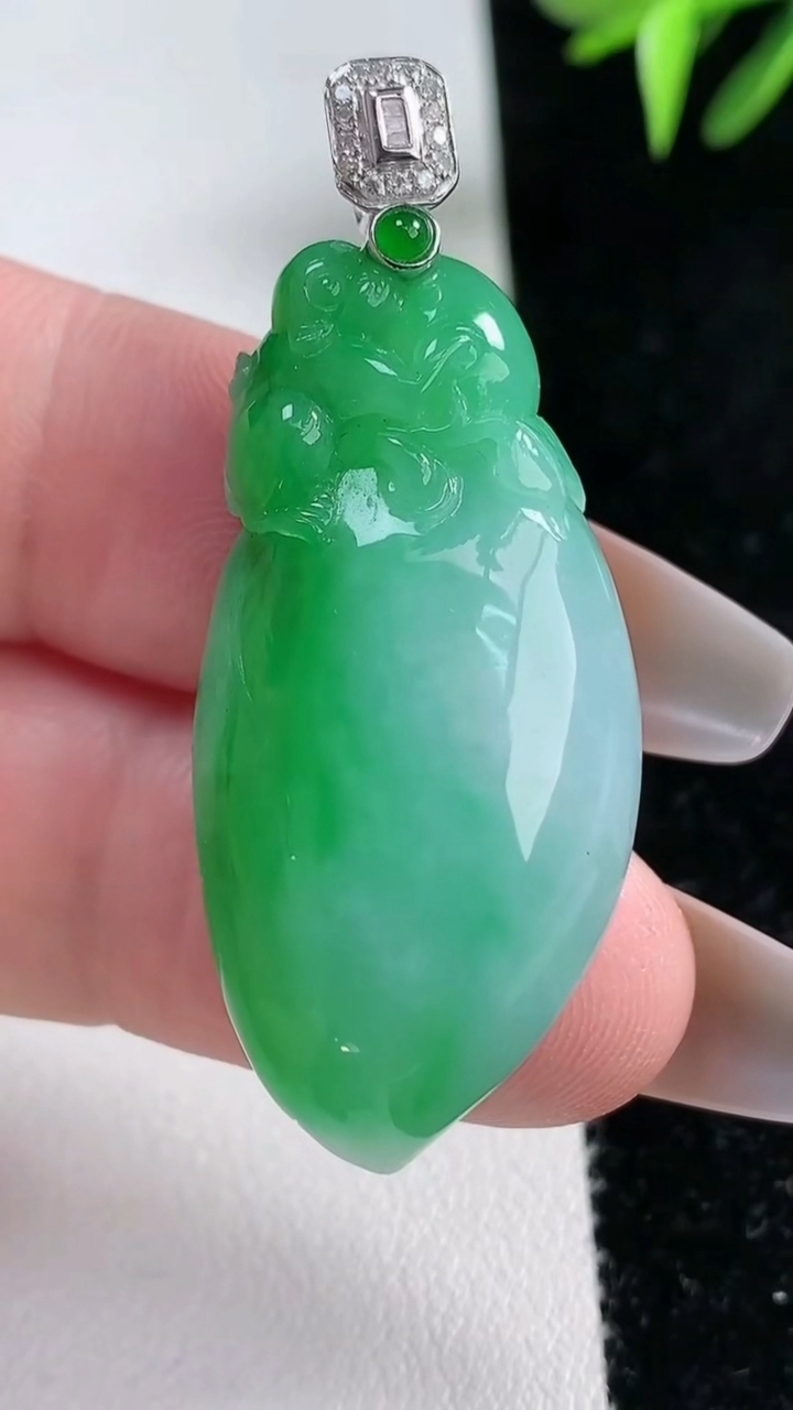 天然A货翡翠福瓜吊坠，尺寸38.8-19.21-10.6，重量:15.15
3月13日