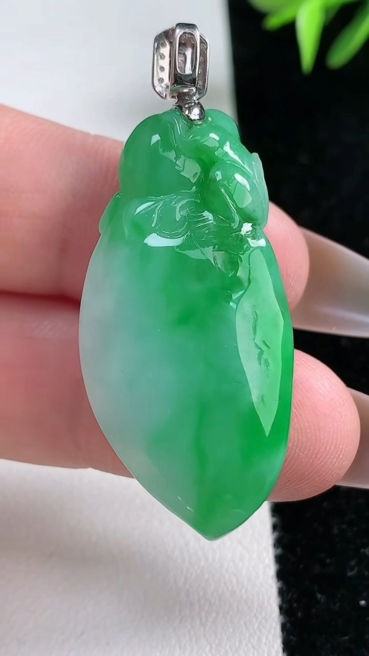 天然A货翡翠福瓜吊坠，尺寸38.8-19.21-10.6，重量:15.15
3月13日