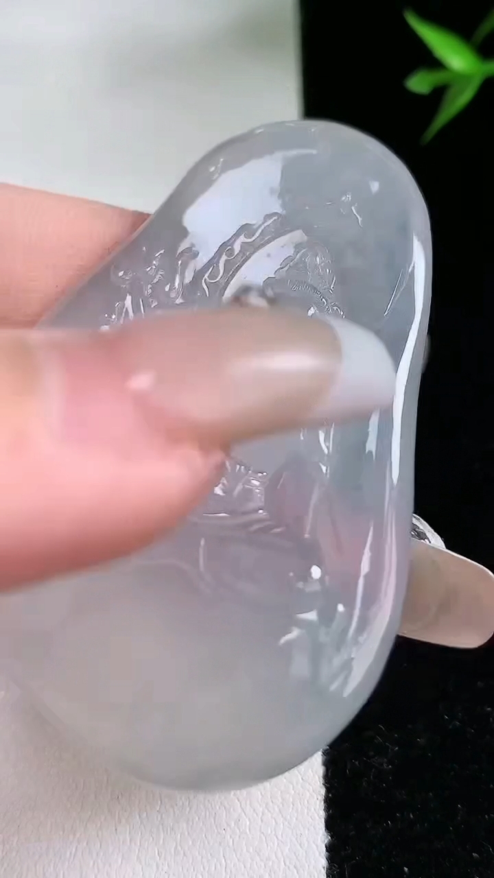 天然A货翡翠大势至菩萨吊坠，尺寸58-37-5，重:22.90g
3月13日