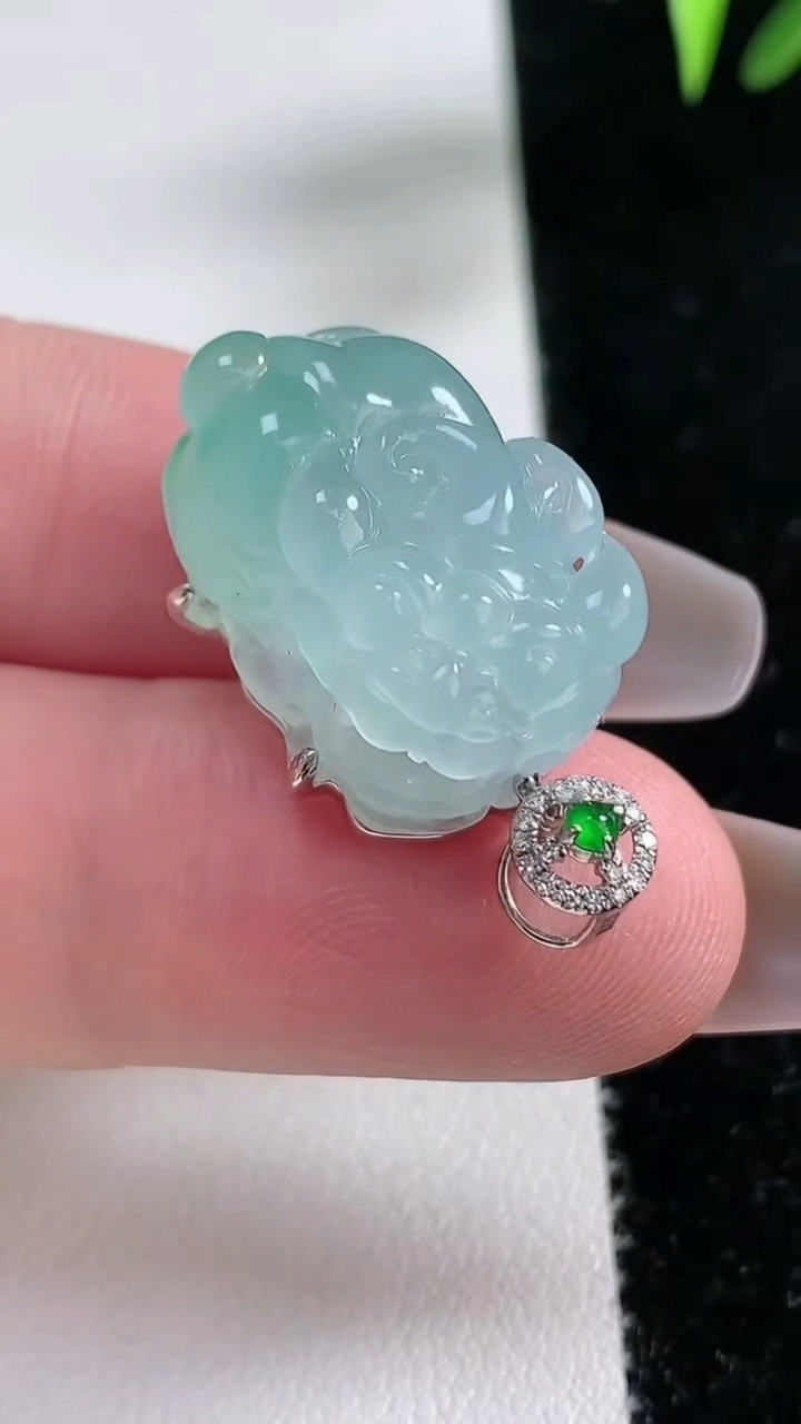 天然A货翡翠貔貅吊坠，尺寸20.8-13.8-11.4，重量：7.81g
3月13日